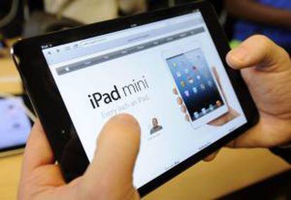 Apple presentó en octubre del año pasado el iPad mini, una versión más pequeña, ligera y barata de su popular dispositivo, con prestaciones parecidas al iPad 2 y con el que quiso entrar en un mercado de tabletas de bolsillo dominado por el ecosistema Android de Google. EFE/Archivo