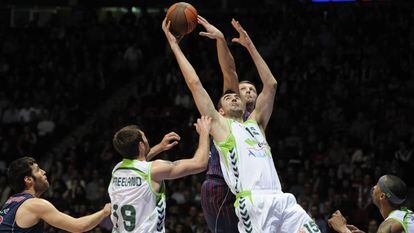 Sinanovic, con camiseta blanca, intenta coger un rebote en un partido de 2011 entre su entonces equipo, el Unicaja, y el Caja Laboral.