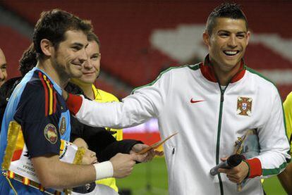 Casillas y Cristiano Ronaldo, los capitanes de España y Portugal, durante el reciente amistoso entre ambas selecciones en Lisboa.