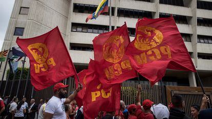 Fotografía de archivo de una protesta de militantes del Partido Comunista de Venezuela  en las inmediaciones del Tribunal Supremo de Justicia, en Caracas (Venezuela).