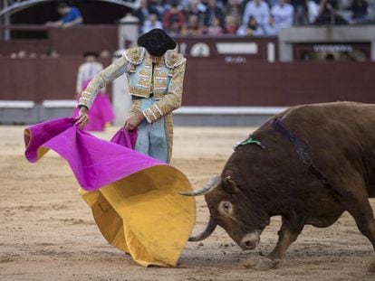 Fortes, en el inicio de una larguísima media verónica al sexto toro.