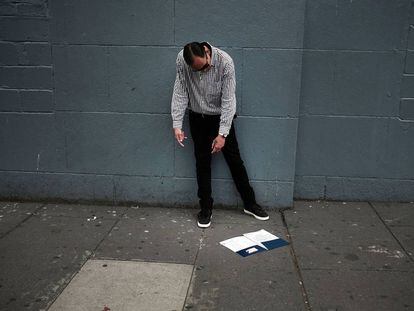 Un adicto en una calle del Bronx en Nueva York.