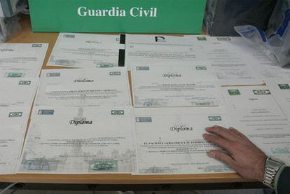 La Guardia Civil se incautó de decenas de títulos fraudulentos.