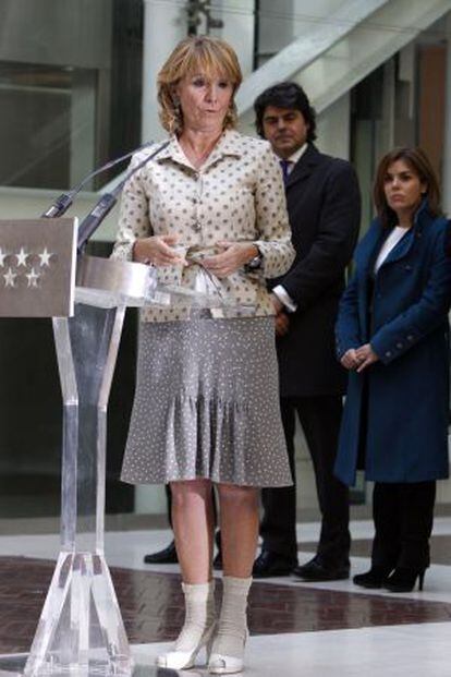 La presidenta de la Comunidad de Madrid, Esperanza Aguirre, tras el atentado en Bombay (India).