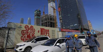 Un grupo de trabajadores chinos en la construcci&oacute;n del centro de negocios en Pek&iacute;n