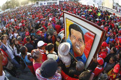 Una multitud de partidarios de Hugo Ch&aacute;vez aguardan esta ma&ntilde;ana en el exterior de la Academia Militar de Caracas para dar el &uacute;ltimo adi&oacute;s al difunto presidente.