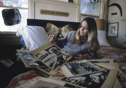 Sue Lyon, que interpretó a Lolita en la película de Stanley Kubrick, posa en su vivienda de Los Ángeles en 1982.