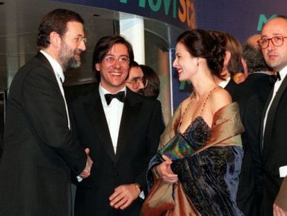 De izquierda a derecha, Mariano Rajoy, entonces ministro de Cultura; P&iacute;o Cabanillas, en esa fecha director general de RTVE; la actriz y ese a&ntilde;o presidenta de la Academia Aitana S&aacute;nchez-Gij&oacute;n, y Miguel &Aacute;ngel Cort&eacute;s, entonces secretario de Estado de Cultura, en la entrega de los premios Goya de 1999.