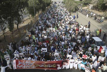 Seguidores del partido radical Tehreek-e-Labbaik se manifiestasn este viernes en Karachi, al sur de Pakistán.