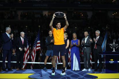 Juan Martín del Potro posa con el trofeo de subcampeón tras perder contra Djokovic en la final del US Open.