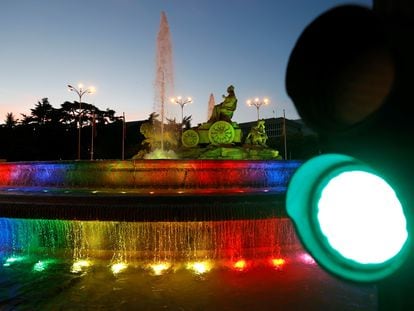 La fuente de Cibeles, con los colores de la bandera LGTBI esta semana.