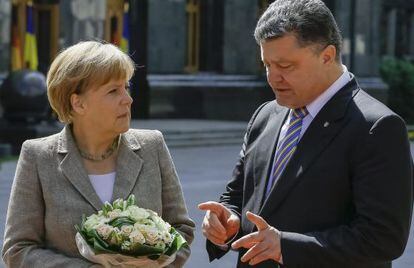 Angela Merkel con Petr&oacute; Poroshenko, en Kiev.