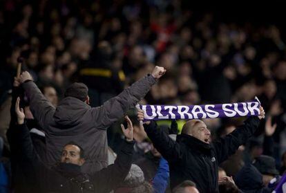 Varios aficionados de Ultras Sur durante el Madrid-Olimpìc de Copa.