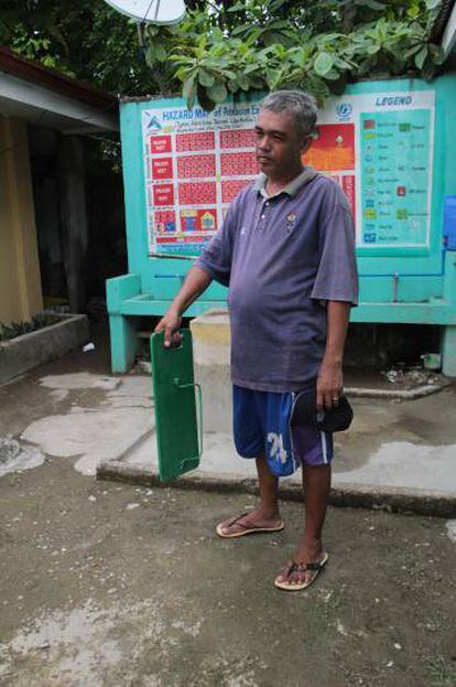 Un vecino del 'barangay' Poblacion East, Milagros (Filipinas), con la 'matraca'.