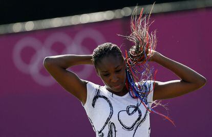 La tenista estadounidense Venus Williams se prepara para su sesión de entrenamiento en el club de tenis All England Lawn
