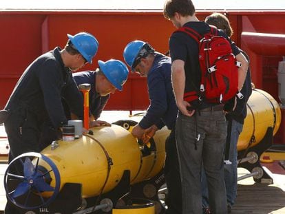 Unos t&eacute;cnicos preparan el submarino aut&oacute;nomo que busca restos del MH370 en el fondo del &Iacute;ndico. 