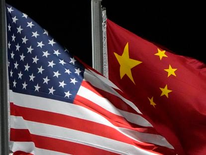 Las banderas de EE UU y China ondean juntas durante los Juegos Olímpicos de Invierno de 2022.