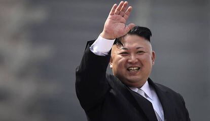 El l&iacute;der de Corea del Norte, Kim Jong-un, saluda durante un desfile militar en el 105 cumplea&ntilde;os de su abuelo, el fallecido Kim Il-Sung.