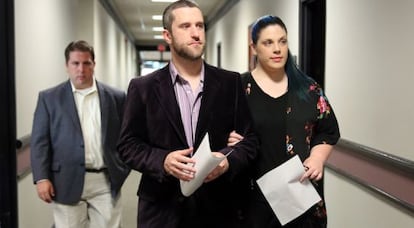 El actor Dustin Diamond y su novia Amanda Schutz, entrando a la corte de justicia de Ozaukee, en 2015.