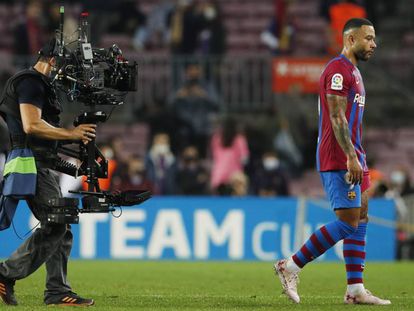 Memphis Depay, jugador del FC Barcelona, perseguido por una de las cámaras de retransmisión de los partidos de LaLiga.