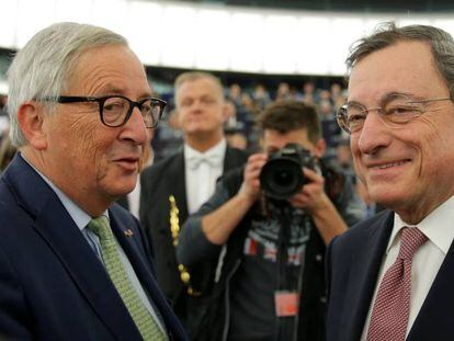 El presidente del BCE Mario Draghi juanto al presidente de la Comisi&oacute;n Europea en la celebraci&oacute;n del 20 aniversario del euro en el Parlamento Europeo 