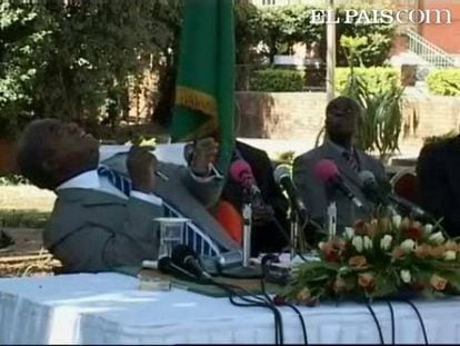 El presidente de Zambia, Rupiah Banda, se ha visto sorprendido durante un discurso ante la prensa por un hecho curioso. Un mono orinó sobre el jefe de Estado mientras éste pronunciaba unas palabras. Banda se lo tomó con humor ante las risas de todos los presentes.