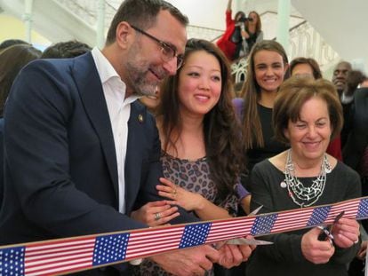 El embajador Costos junto a Jean Choi, directora del ASM y Margery Resnick, presidenta del IIE.