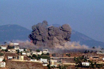 Columna de humo sobre la ciudad de Jiam, al sur de Líbano, durante los bombardeos israelíes de este martes.