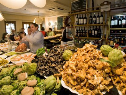 Barra llena de comida del bar Ganbara.