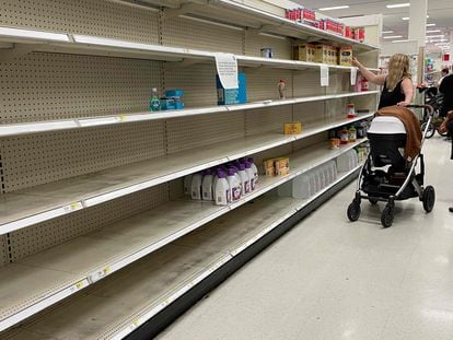 Una mujer busca leche infantil, este lunes en unos grandes almacenes de Annapolis (Maryland).