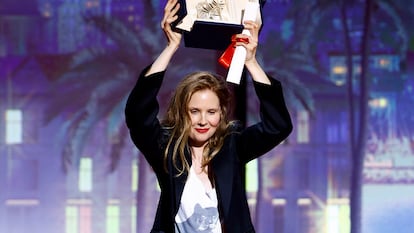 Justine Triet, con la Palma de Oro de Cannes obtenida este sábado.