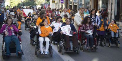Cientos de personas con discapacidad se manifiestan en Valencia contra el copago.