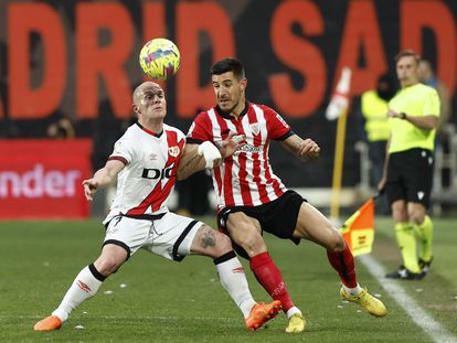 Yuri Berchiche, del Athletic, pelea un balón con Isi Palazón, del Rayo Vallecano, durante el partido de LaLiga celebrado este domingo en Vallecas.