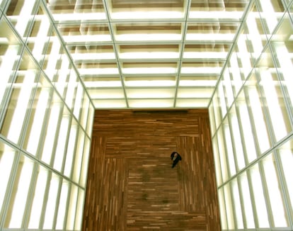 Estructura de acero cubierto de cristal transparente concebida como una linterna que comunica todas las estancias y salas de exposiciones de la ampliación del Museo del Prado.