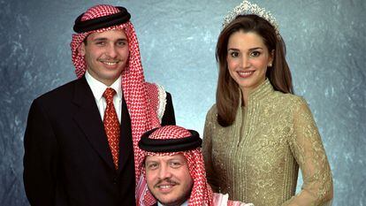 El rey Abdalá (sentado) entre su hermano Hamzah y su esposa, Rania, en febrero de 2000.