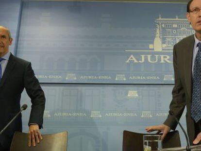 El consejero de Hacienda y Finanzas, Ricardo Gatzagaetxebarria, a la derecha, junto al portavoz del Ejecutivo, Josu Erkoreka, este martes en Vitoria.