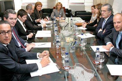 La ministra de Sanidad y Consumo, Elena Salgado (al fondo), durante la reunión con empresarios y creadores de moda.