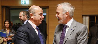 El ministro español en funciones de Economía, Luis de Guindos (i), y el presidente del Banco Europeo de Inversiones (BEI), Werner Hoyer,