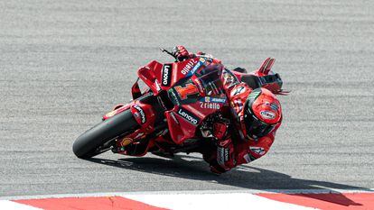 Pecco Bagnaia, con su Ducati durante los test de Portimão.