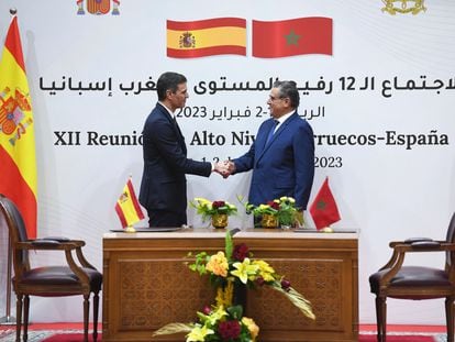 El presidente del Gobierno, Pedro Sánchez (izquierda), saluda al jefe de Gobierno del Reino de Marruecos, Aziz Ajanuch, con motivo de la cumbre bilateral, este jueves en Rabat.