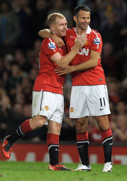 Scholes y Giggs celebran un gol con el United.