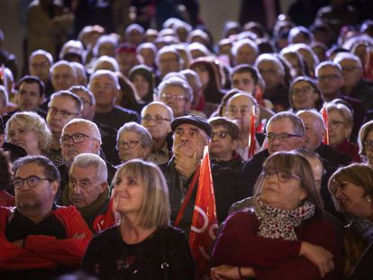 Simpatizantes socialistas en el cierre de campaña de Pedro Sánchez, en Barcelona.
