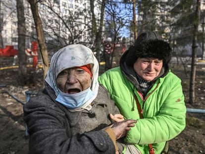 Dos mujeres son evacuada de un edificio dañado por bombardeos rusos en Kiev, este martes.