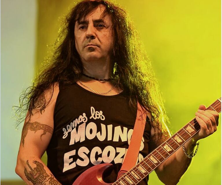 Juan Ramón Artero, ‘Chicho’ durante un concierto con Mojinos Escozíos.