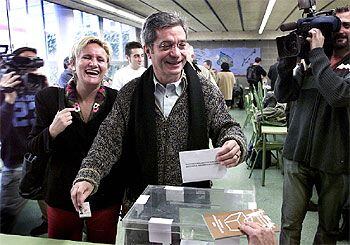 Joan Saura, con su esposa, Imma Mayol, en el colegio electoral.