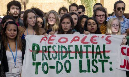 Estudiantes estadounidenses se manifiestan en la COP 22 contra Donald Trump tras su victoria en las elecciones.