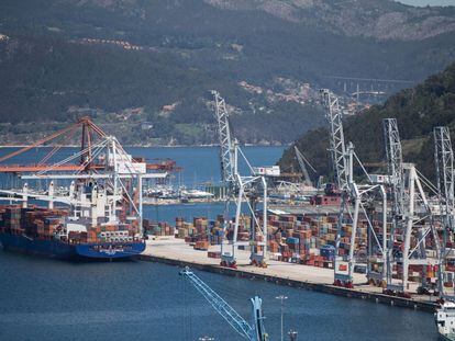 Un barco espera ser descargado en el Puerto de Vigo.