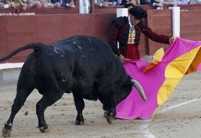 El Fundi en su primer toro de la tarde.