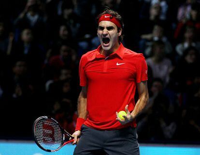 Federer grita de alegría tras la victoria sobre Nadal que le suponía su quinta Copa de Maestros.