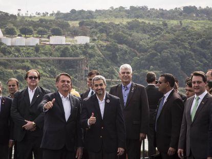 Los presidentes de Brasil, Jair Bolsonaro (izquierda) y de Paraguay, Mario Abdo Benítez, saludan durante su encuentro en la ciudad brasileña de Foz de Iguazú.